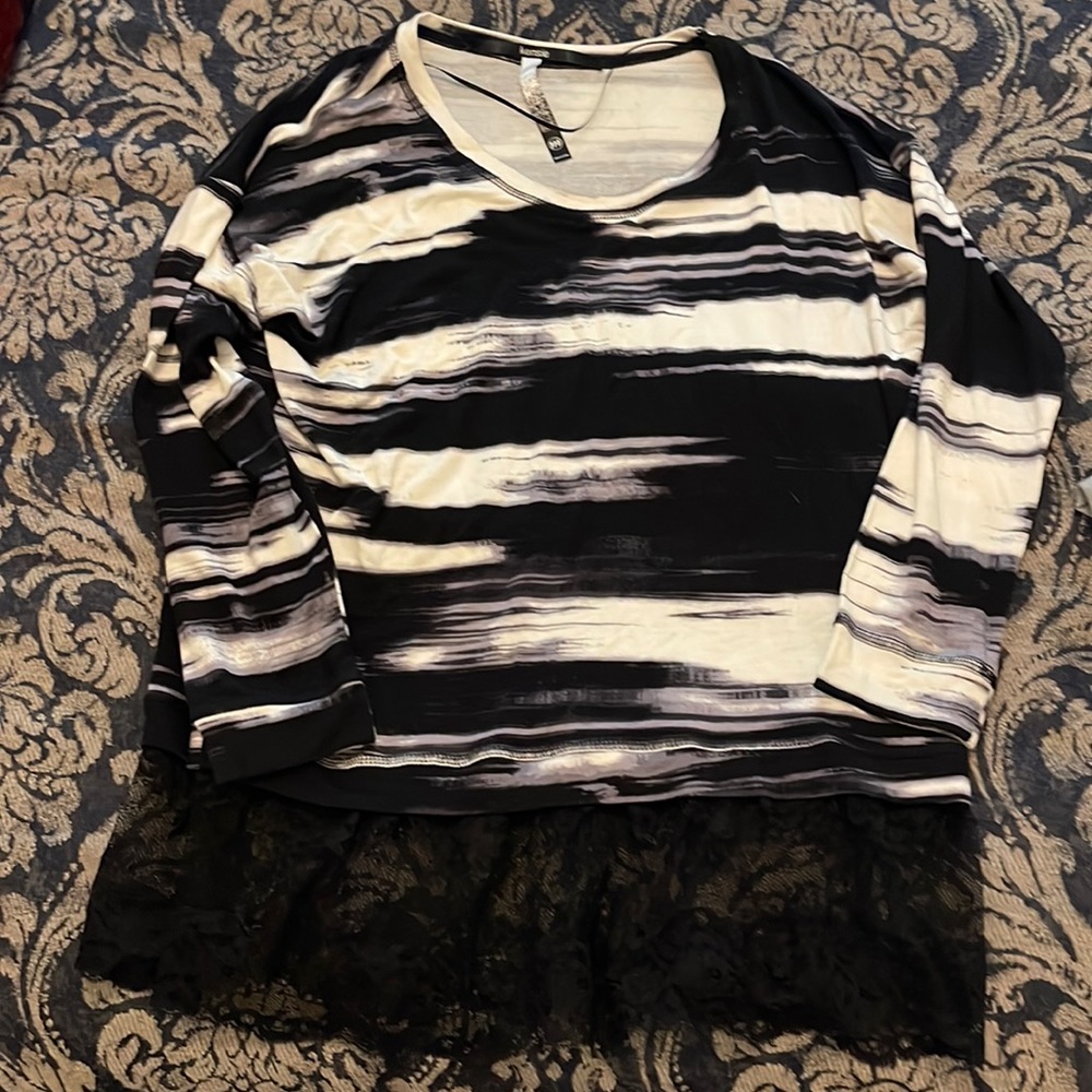 Kenzie black & white tunic w black lace on the bottom